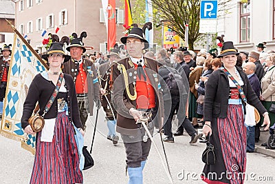 Captain of a company of mountain troops during the salute with two brand Dente gutters on the side