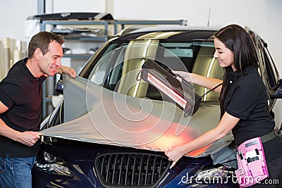 Car wrappers using red light lamp to flatten vinyl film