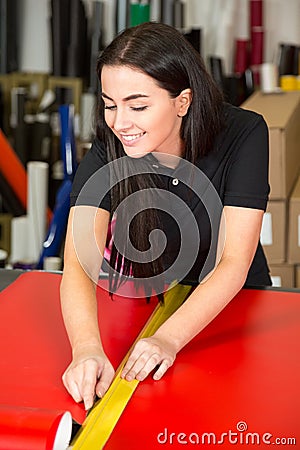 Car wrapping specialist cutting foils with box cutter