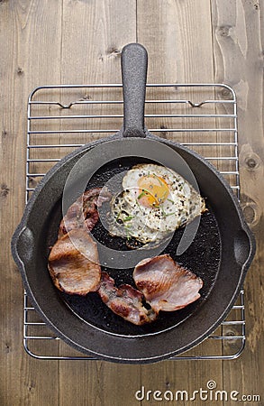 Cast iron pan with bacon and fried egg