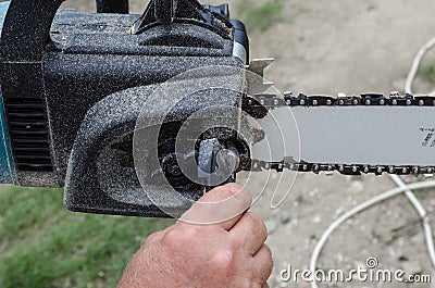 A chainsaw chain adjustment