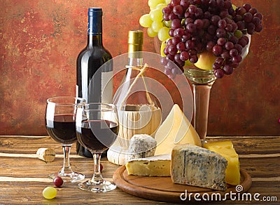 Cheese and grapes with glasses of red wine