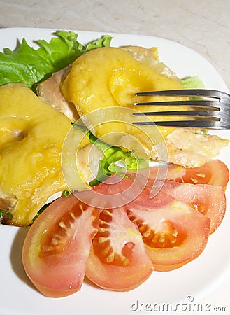 Chicken with pineapple, tomato and lettuce