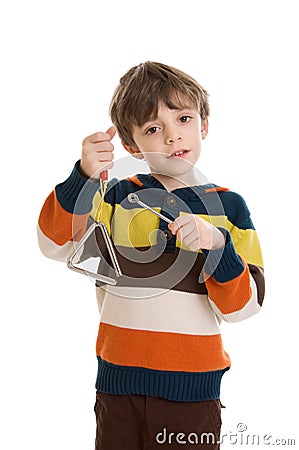child-playing-triangle-22436171.jpg