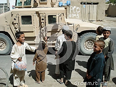 Children asking for food from the US soldiers