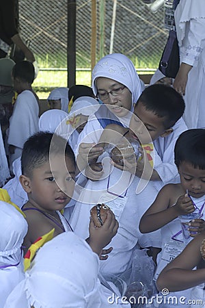 CHILDREN LEARN EARLY WORSHIP DRESS HAJJ HAJJ