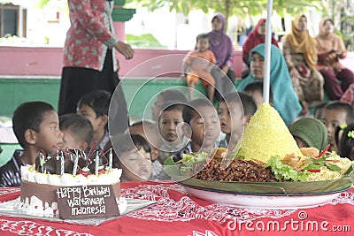 CHILDREN TOGETHER EARLY RELEASE DAY CELEBRATING TEACHERS WITH CAKE AND CONE