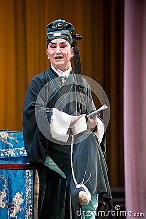 China opera man in black and read book