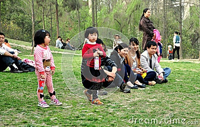 Pengzhou, China: Chinese Families in Park