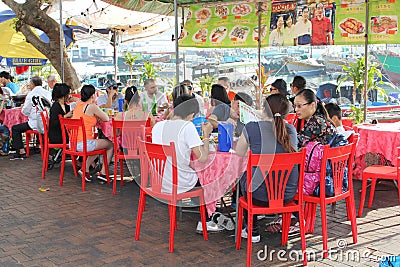 Chinese families enjoy fresh fish cuisine,Hongkong