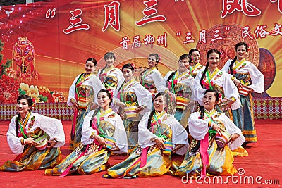 Chinese Tibetan ethnic dancers