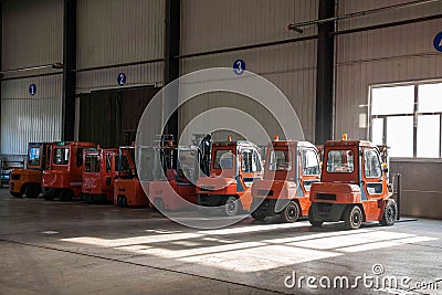 Chongqing Branch of Minsheng Logistics Baotou auto parts warehouse forklifts are operating