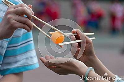 Chopsticks transfer table tennis match