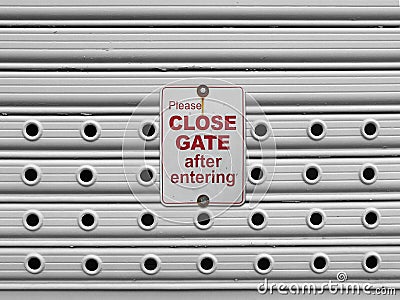 Close roll up gate sign