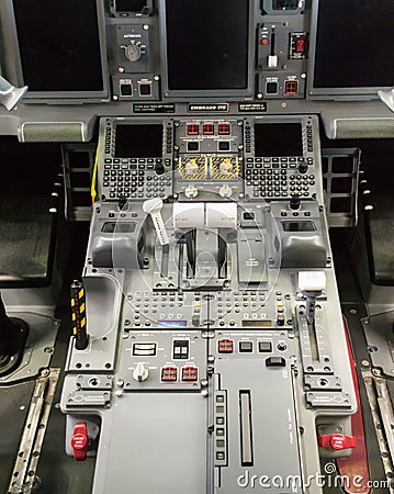 Cockpit of Embraer 175