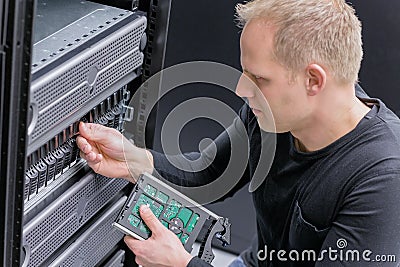 IT Consultant install new SAN hard drive