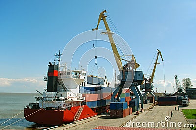 CONTAINER CARGO SHIP UNLOADING