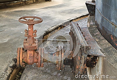 control-valve-old-rusty-wheel-33457598.j