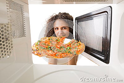 Cooking pizza in the microwave