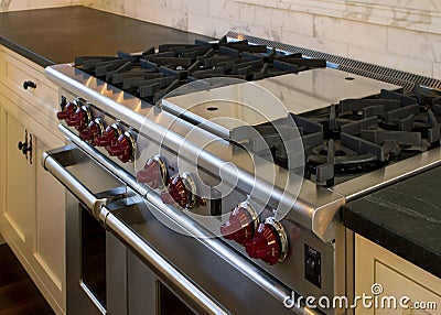 Cottage style kitchen gas cooking range