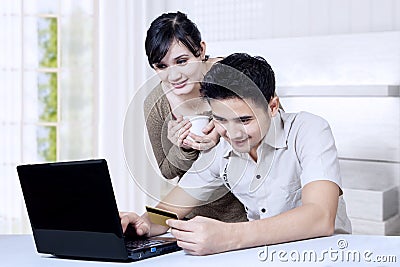 Couple pay online using credit card