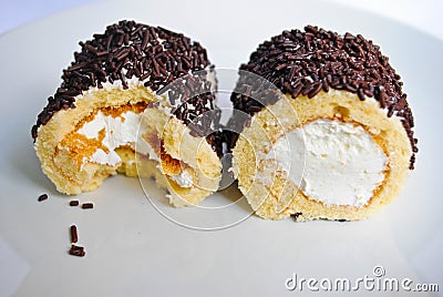 Cream roll with chocolate chips