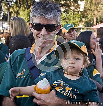 Dad and child in crowd for farewell to Boks