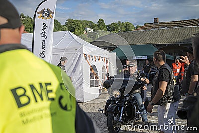 Dance, party and appearance at Halden squares