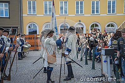 Dance, party and appearance at Halden squares