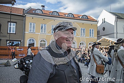 Dance, party and appearance at Halden squares