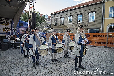 Dance, party and appearance at Halden squares