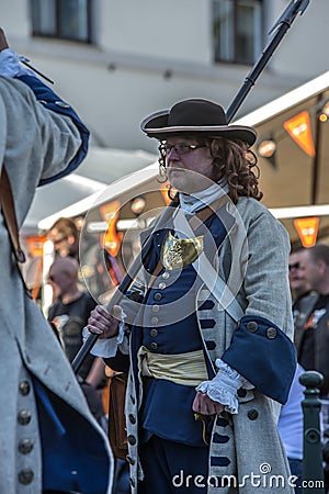 Dance, party and appearance at Halden squares