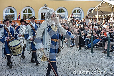 Dance, party and appearance at Halden squares