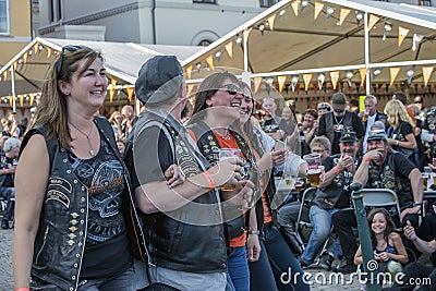 Dance, party and appearance at Halden squares