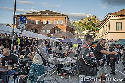 Dance, party and appearance at Halden squares