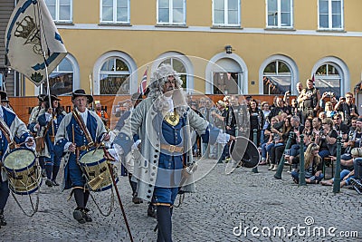 Dance, party and appearance at Halden squares