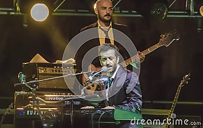 Daniele silvestri plays piano live on stage