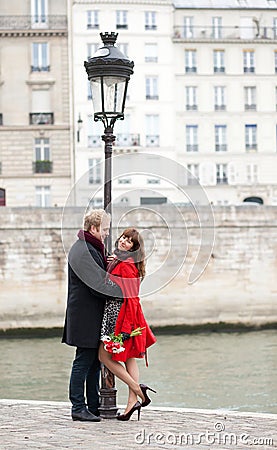 Dating couple in Paris