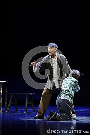 Daughter kneeling down, sad father- Jiangxi opera a steelyard