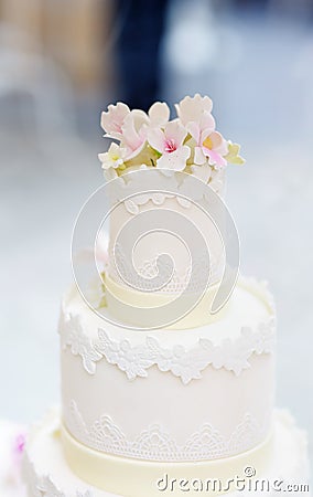 Delicious original white wedding cake