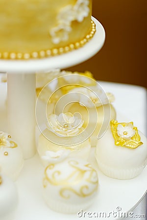 Delicious white and yellow wedding cupcakes