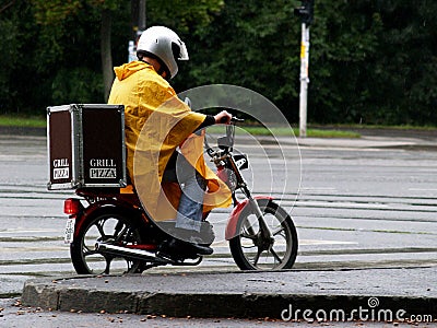 Delivery Man Can Not Be Stopped By Rain