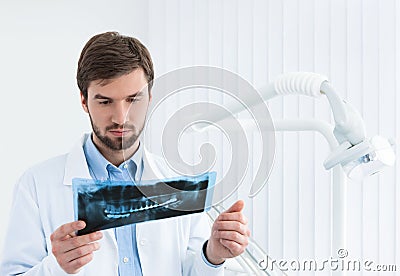 Dentist examines the roentgenogram