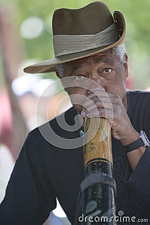  - didgeridoo-man-18463792