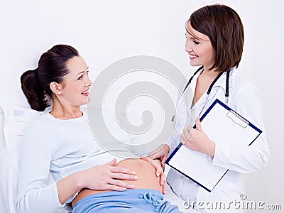 Doctor talks with pregnant woman