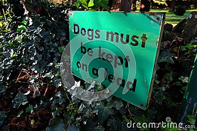 Dogs must be kept on a lead sign.