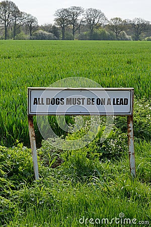 Dogs to be kept on lead sign