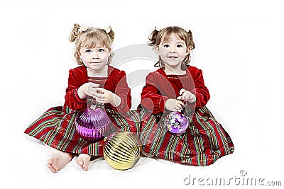 Dos niñas vestidas de rojo, adornos de navidad. Dos niñas vestidas de rojo, adornos de navidad.