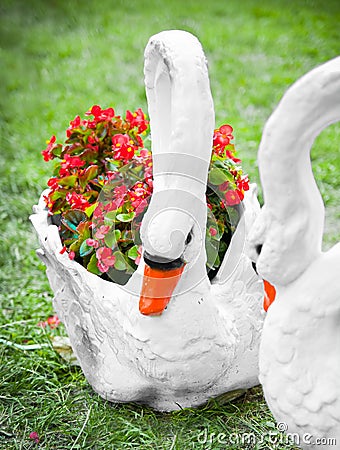 Dos Estatuas De Cisnes Y De Macetas Imagen de archivo - Imagen: 29695721