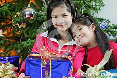 Dos niñas con los regalos de Navidad. Dos niñas con los regalos de Navidad.